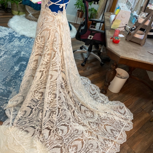 Lace wedding gown - Picture 3 of 8